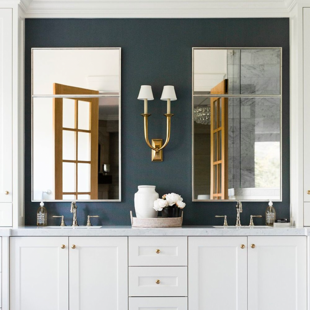 transitional-studio-mcgee-design-style-bathroom-navy-wallpaper-brass-light-fixture